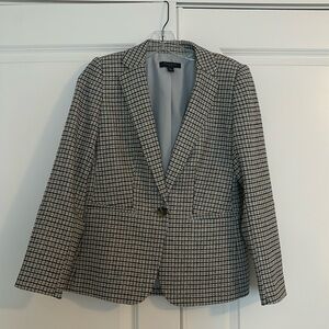 New without tags Ann Taylor size 2P Hutton blazer.